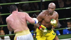 Anderson Silva contra Chael Sonnen no ringue durante o Spaten Fight Night