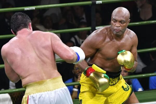 Anderson Silva contra Chael Sonnen no ringue durante o Spaten Fight Night